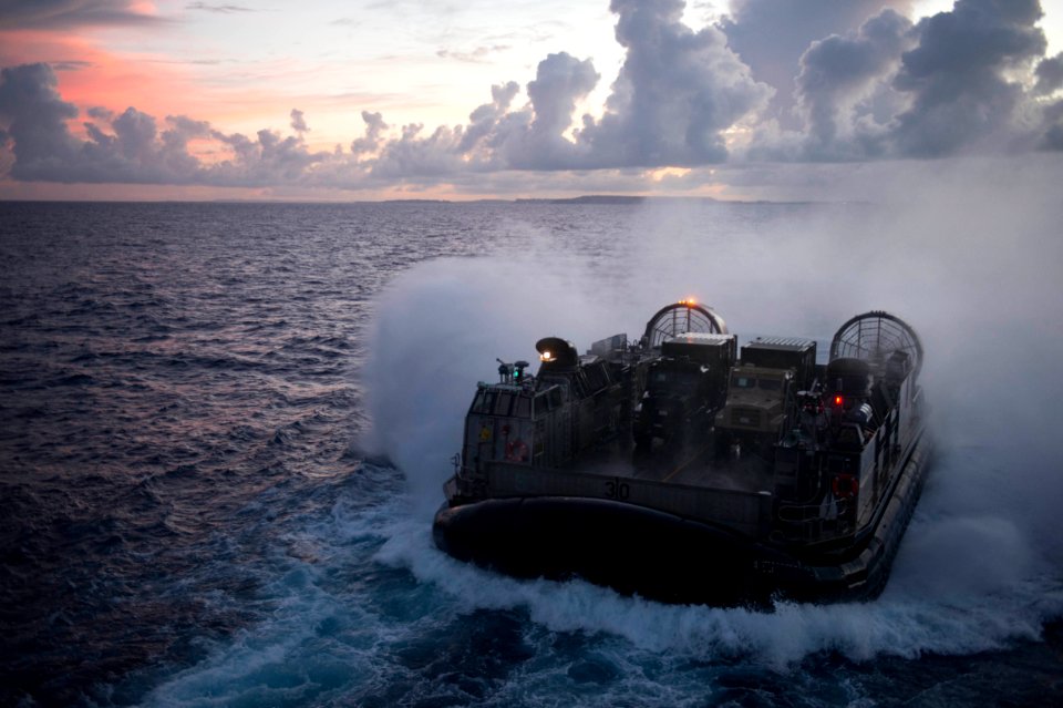USS Germantown conducts equipment on-load with LCAC 140905-N-UD469-133