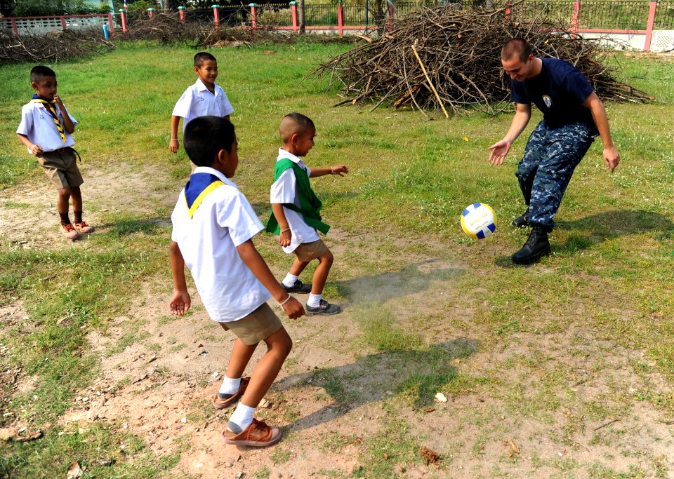 USS Germantown builds relationship with Thai School 120223-N-LP801-120