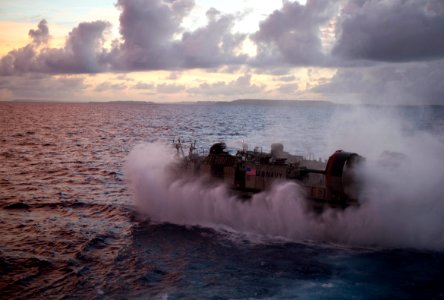 USS Germantown conducts equipment on-load with LCAC 140905-N-UD469-115