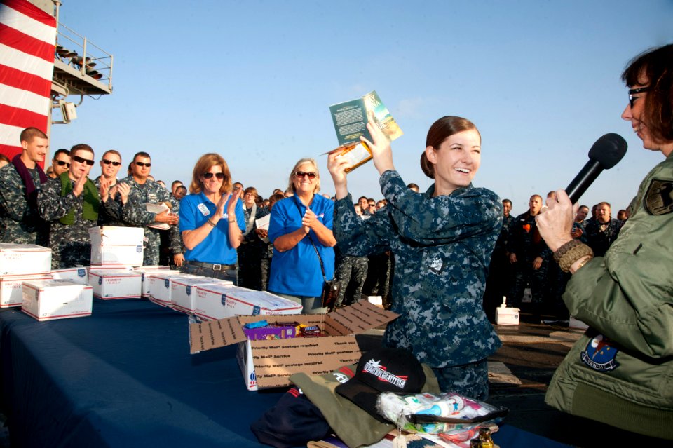 USS GETTYSBURG (CG 64) 131212-N-PL185-268 (11397448843)
