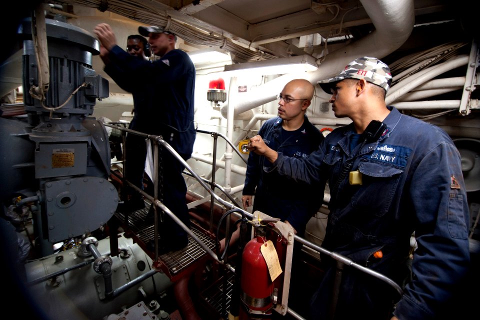 USS GETTYSBURG (CG 64) 131219-N-PL185-041 (11490438013)