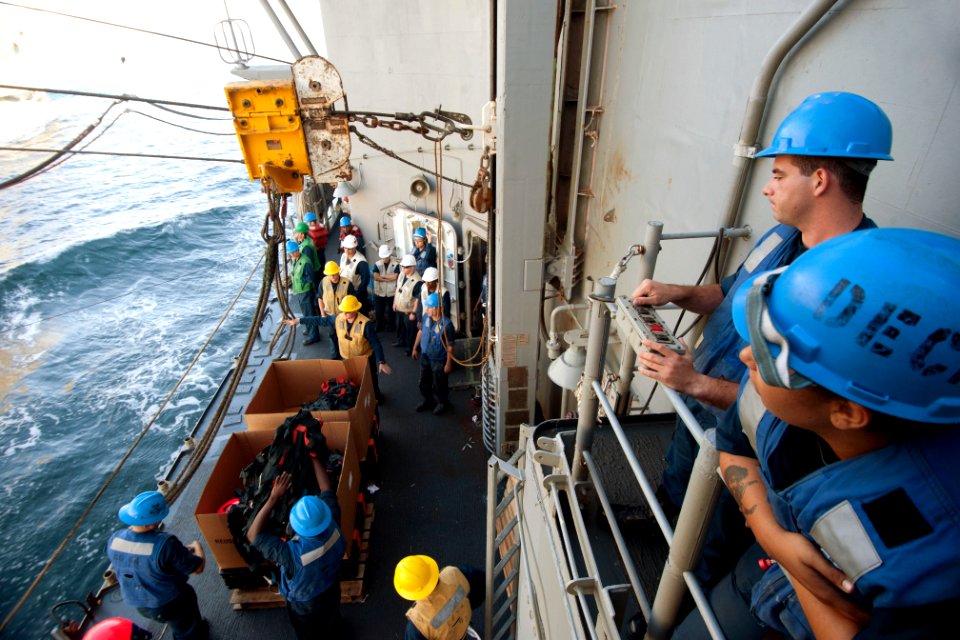 USS Gettysburg (CG 64) 131204-N-PL185-207 (11233090316)
