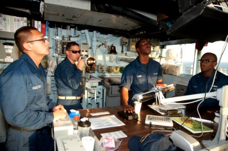 USS GETTYSBURG (CG 64) 131215-N-PL185-148 (11414274745)
