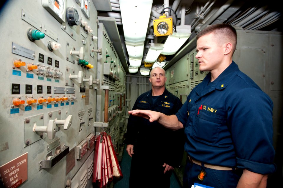 USS GETTYSBURG (CG 64) 131216-N-PL185-032 (11430322026)