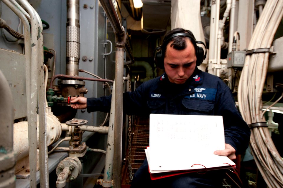 USS GETTYSBURG (CG 64) 131231-N-PL185-192 (11704021575)