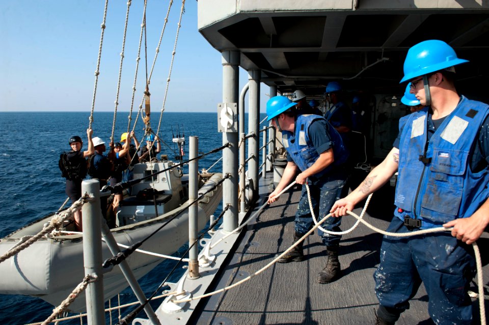 USS GETTYSBURG (CG 64) 131130-N-PL185-385 (11185300325)