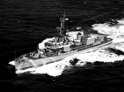 USS Glennon (DD-840) underway in Narragansett Bay on 5 May 1966 (NH 107005)