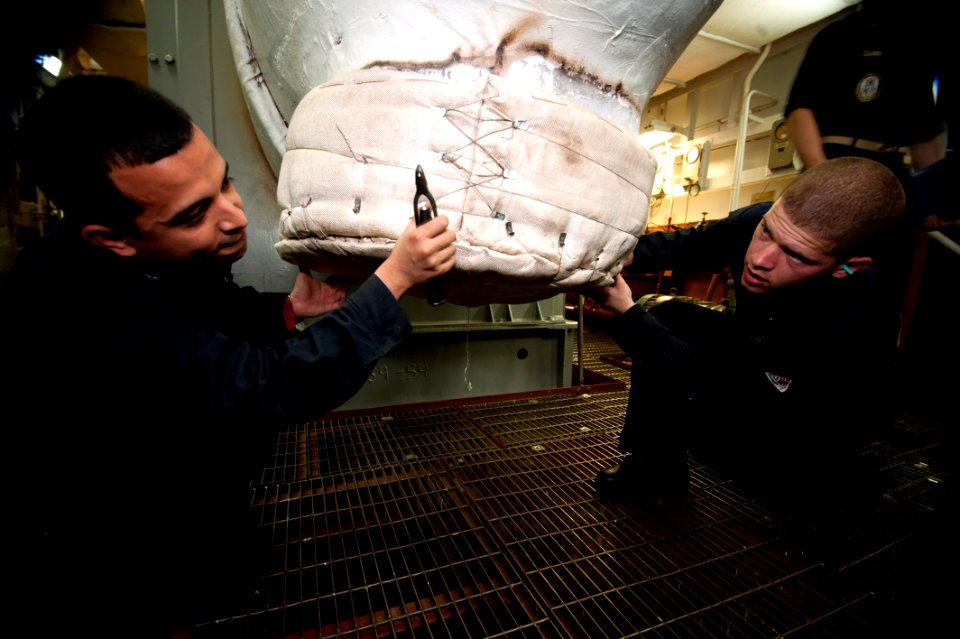USS GETTYSBURG (CG 64) 131216-N-PL185-043 (11430294904)