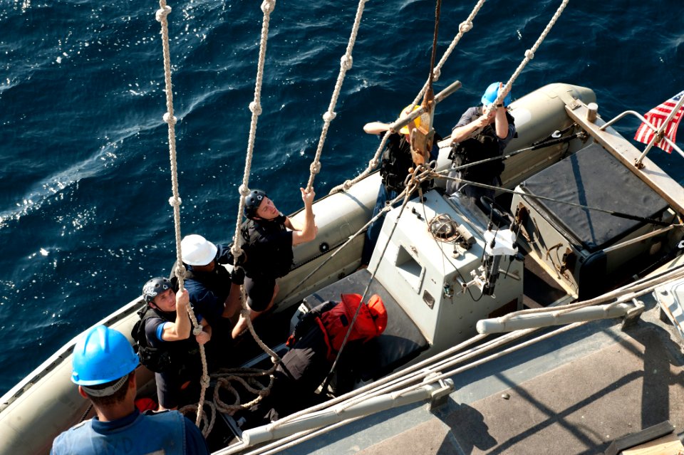 USS GETTYSBURG (CG 64) 131130-N-PL185-273 (11185293974)