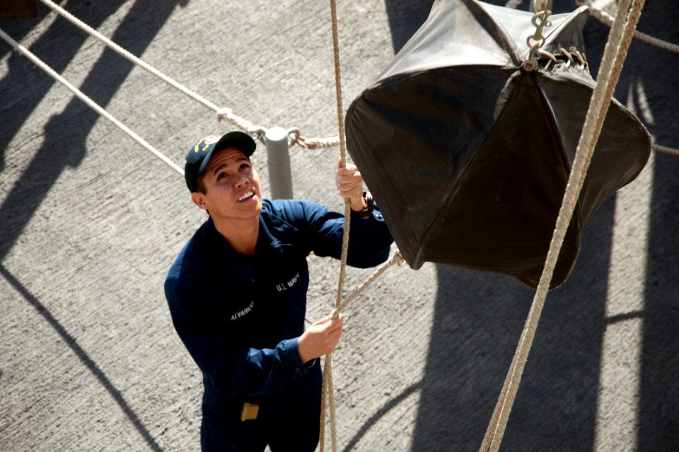USS GETTYSBURG (CG 64) 140101-N-PL185-171 (11730201154)