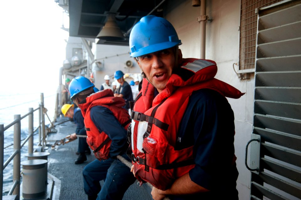 USS GETTYSBURG (CG 64) 131211-N-PL185-080 (11379879873)