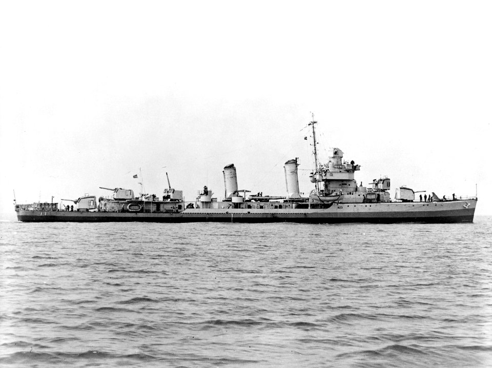 USS Gleaves (DD-423) underway on 18 June 1941 (513043)