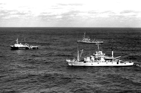 USS Grasp (ASR-51) and USS Kittywake (ASR-13) with MV Greenpeace off Florida 1989