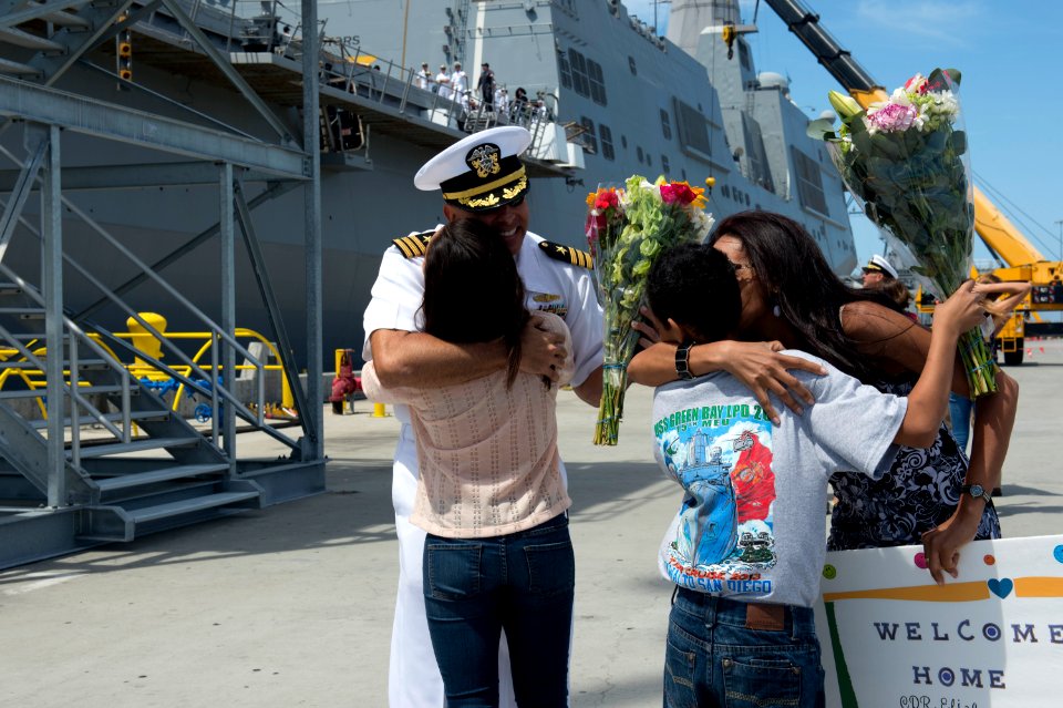 USS Green Bay (LPD 20) homecoming 130514-N-KL846-337