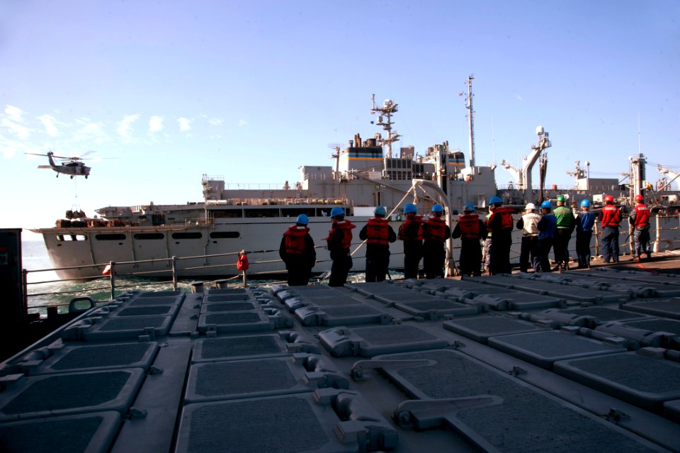 USS GETTYSBURG (CG 64) 140115-N-PL185-011 (12044595833)