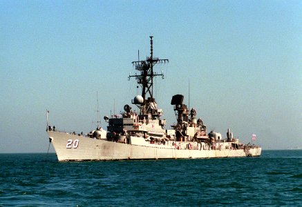USS Goldsborough (DDG-20) at anchor off Bahrain on 1 December 1986 (6475450)