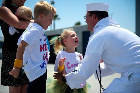 USS Green Bay (LPD 20) homecoming 130514-N-KL846-428