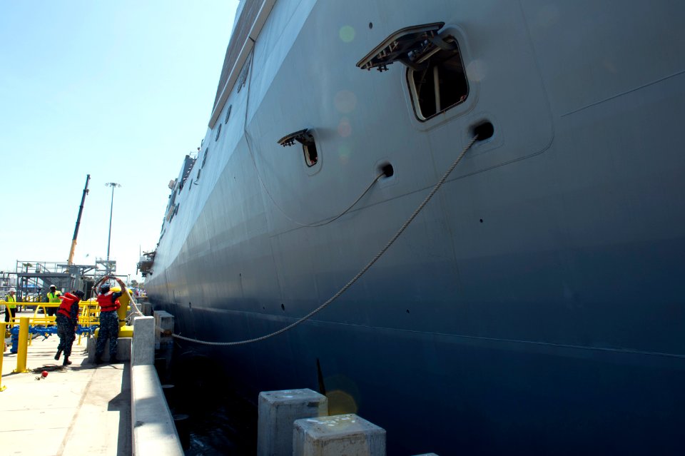 USS Green Bay (LPD 20) homecoming 130514-N-KL846-118