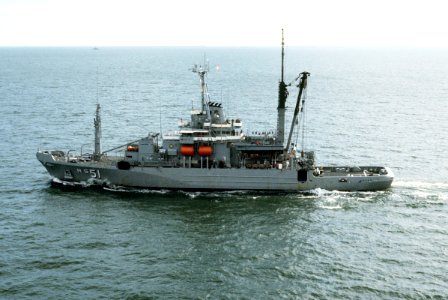 USS Grasp (ARS-51) underway in 1991 photo