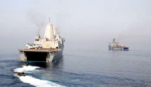 USS Green Bay conducts amphibious operations. (8619239505)