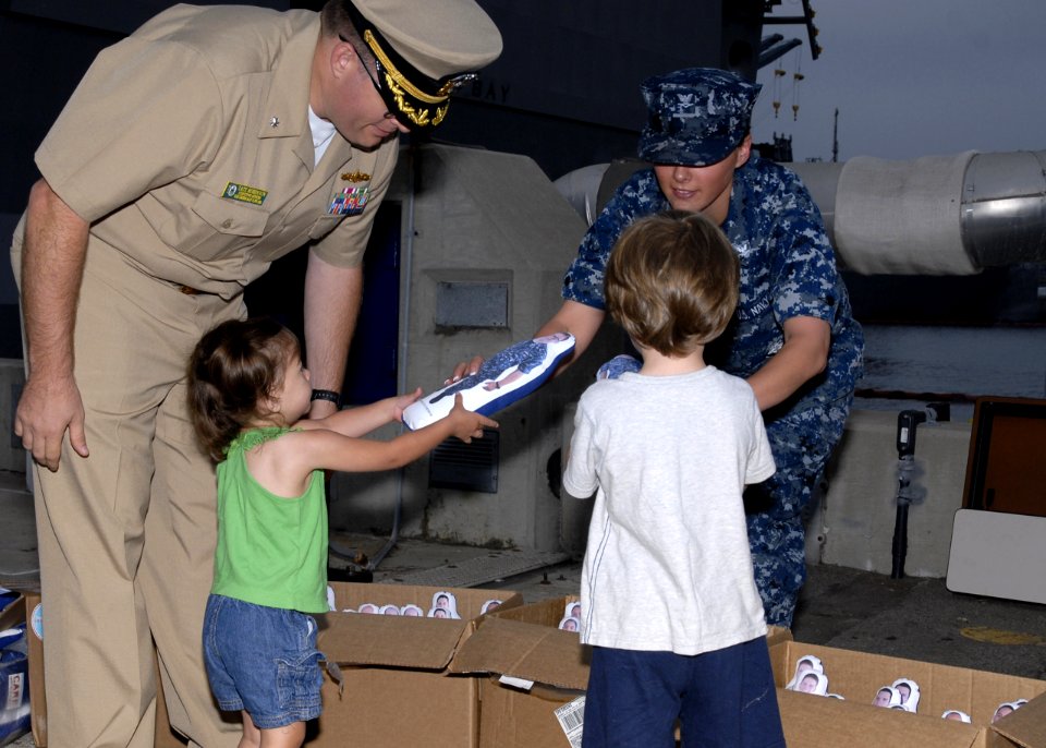 USS Green Bay crew deploys 120917-N-BB534-018
