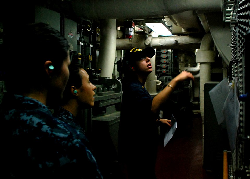 USS Green Bay action 130325-N-BB534-091