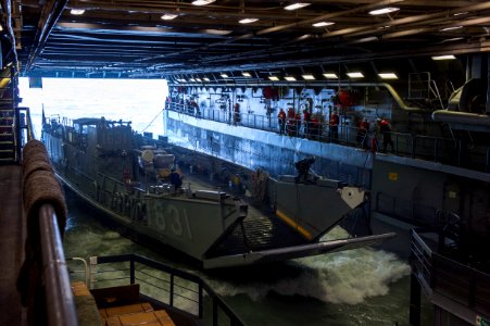 USS Green Bay conducts amphibious operations. (16395218582)