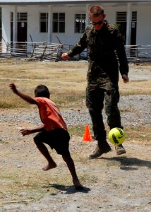 USS Green Bay community service in Manatutu 121014-N-BB534-528