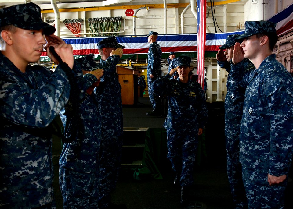 USS Green Bay conducts change of command 140801-N-BB534-300