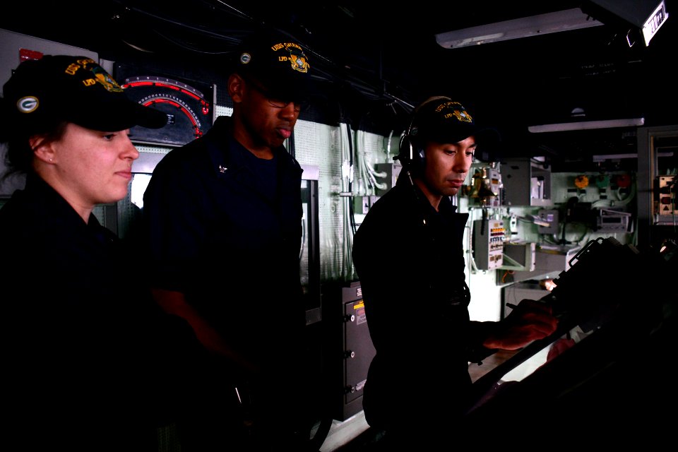 USS Green Bay operations 141201-N-BB534-177