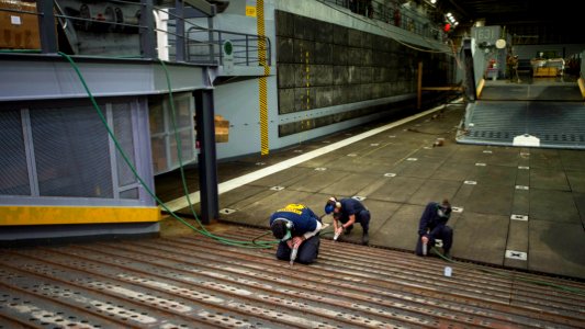 USS Green Bay operations 150130-N-EI510-045
