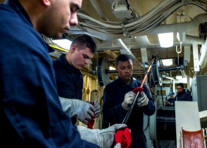 USS Green Bay operations 150216-N-EI510-027