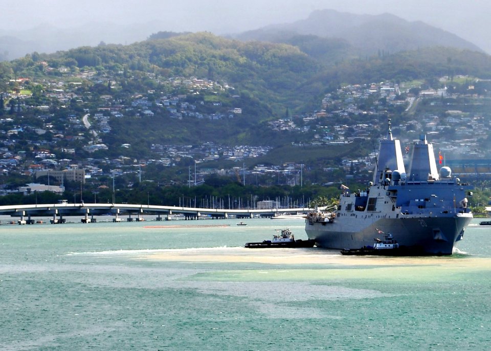 USS Green Bay prepares to moor in Pearl Harbor 120924-N-YQ852-058