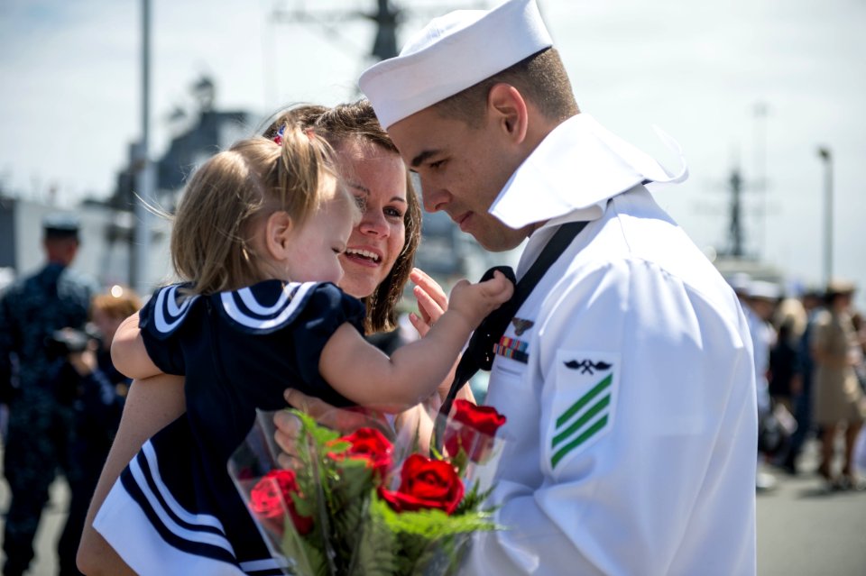 USS Gridley homecoming ceremony 150605-N-JN664-033