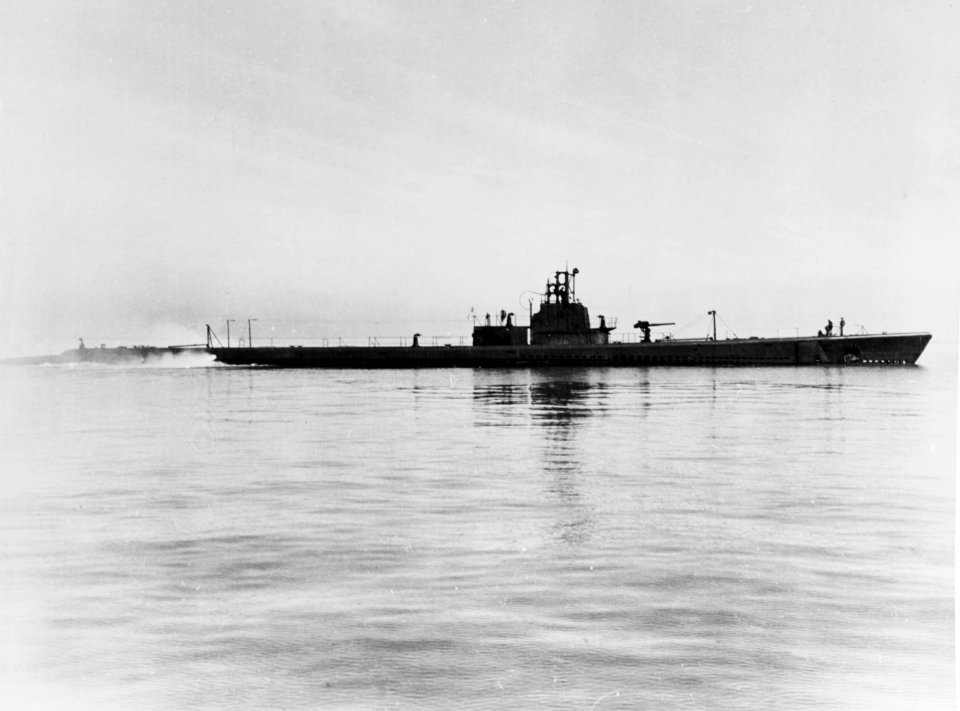 USS Growler (SS-215) underway on 5 May 1943 (80-G-394372)