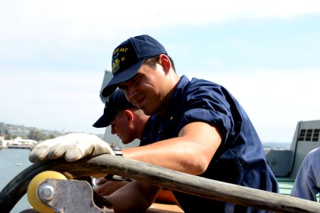 USS Green Bay Sailors prepare cable for magnetic treatment 140819-N-BB534-419