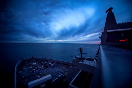 USS Green Bay transits tine Pacific Ocean 150128-N-EI510-106