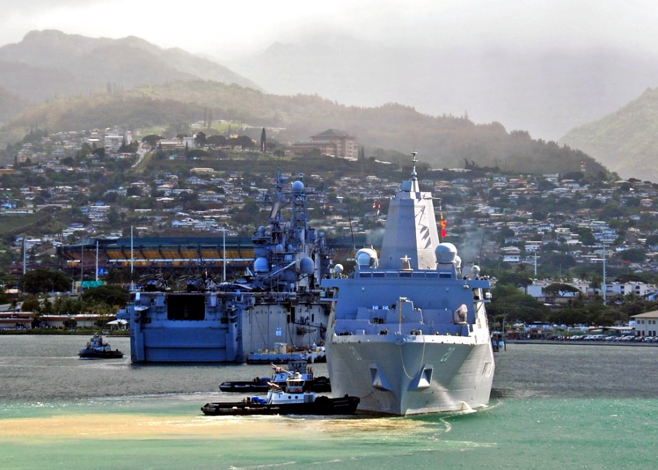 USS Green Bay prepares to moor in Pearl Harbor 120924-N-YQ852-077