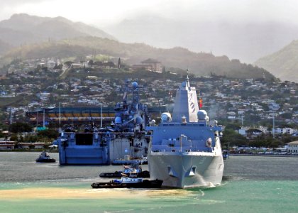 USS Green Bay prepares to moor in Pearl Harbor 120924-N-YQ852-077