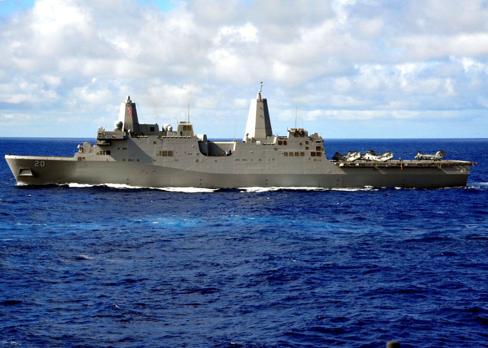 USS Green Bay transits the Pacific 120922-N-YQ852-088