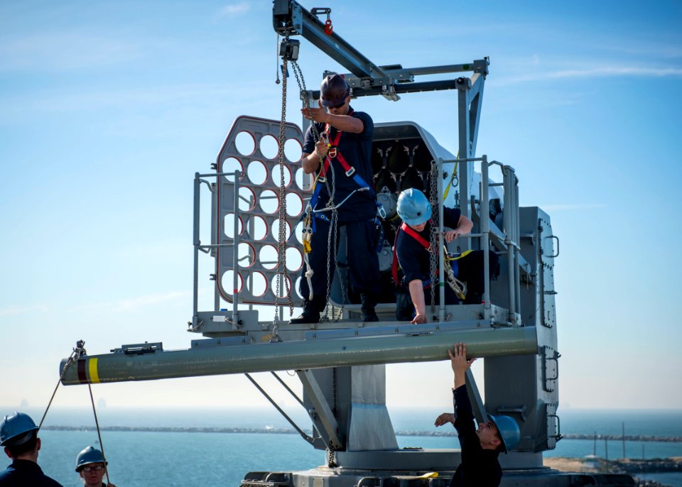 USS Green Bay weapons onload 150127-N-EI510-055