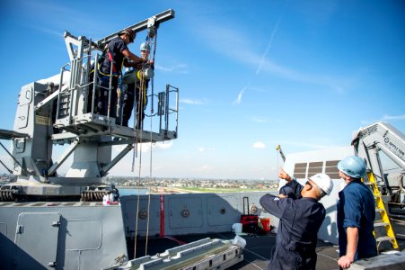 USS Green Bay weapons onload 150127-N-EI510-111