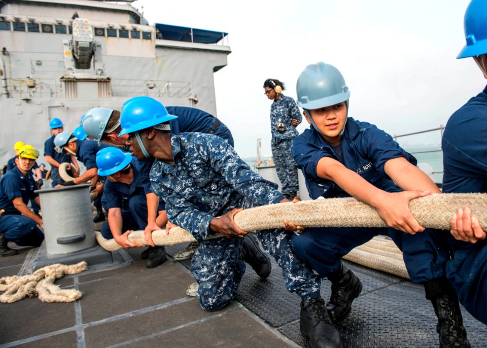 USS GUNSTON HALL (LSD 44) 140403-N-XJ695-147 (13820311795)