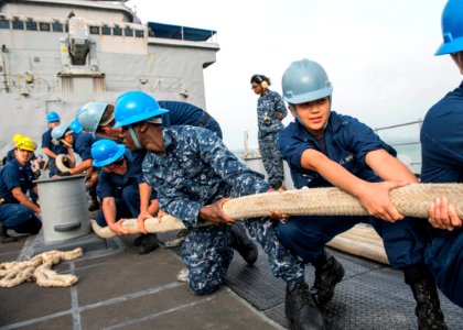 USS GUNSTON HALL (LSD 44) 140403-N-XJ695-147 (13820311795)