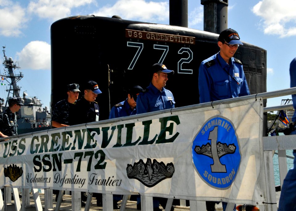 USS Greeneville hosts Japanese sailors. (8531841356)