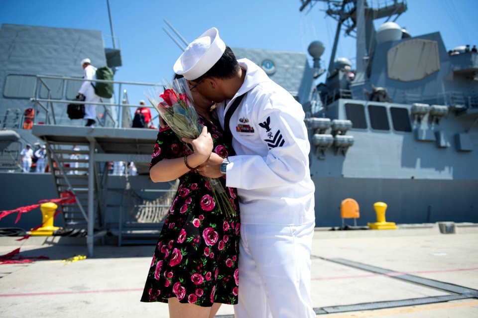USS Gridley homecoming ceremony 150605-N-JN664-127