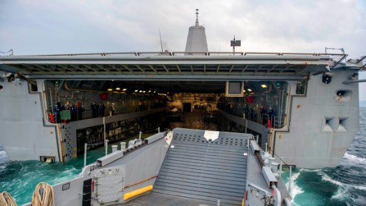 USS Grreen Bay operatiions 150219-N-EI510-039