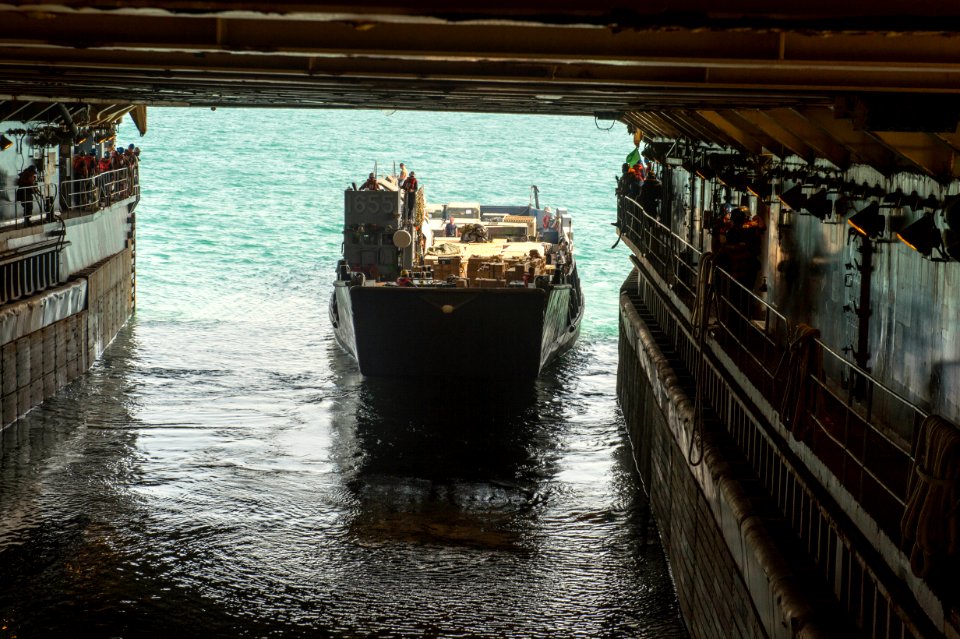 USS GUNSTON HALL 140624-N-XJ695-076 (14377547529)