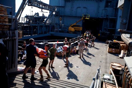 USS Gunston Hall (LSD 44) 140823-M-HZ646-089 (14930462100)