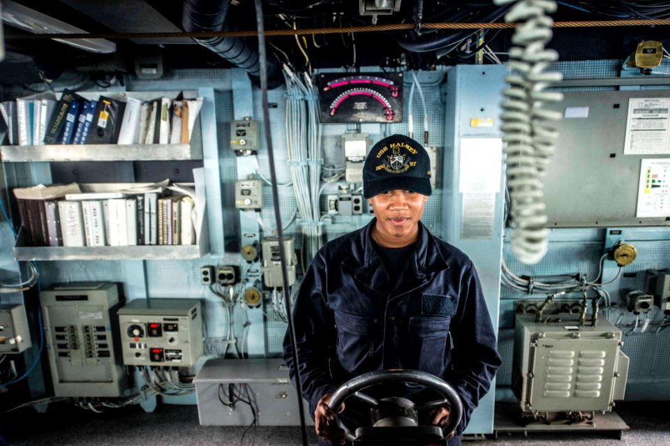 USS Halsey operations 140917-N-IC565-011